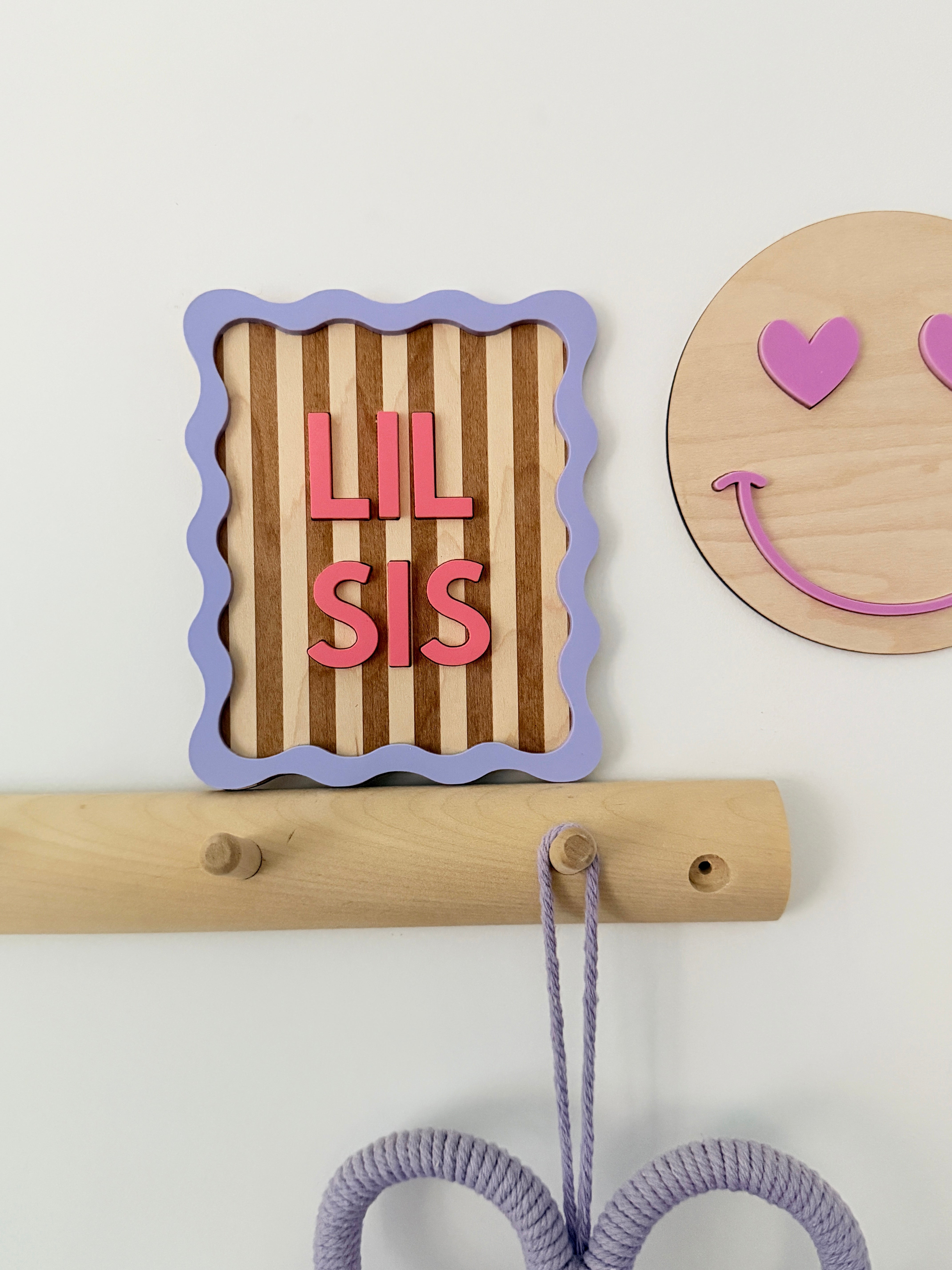Lil sis/Big sis squiggle edge wall plaque