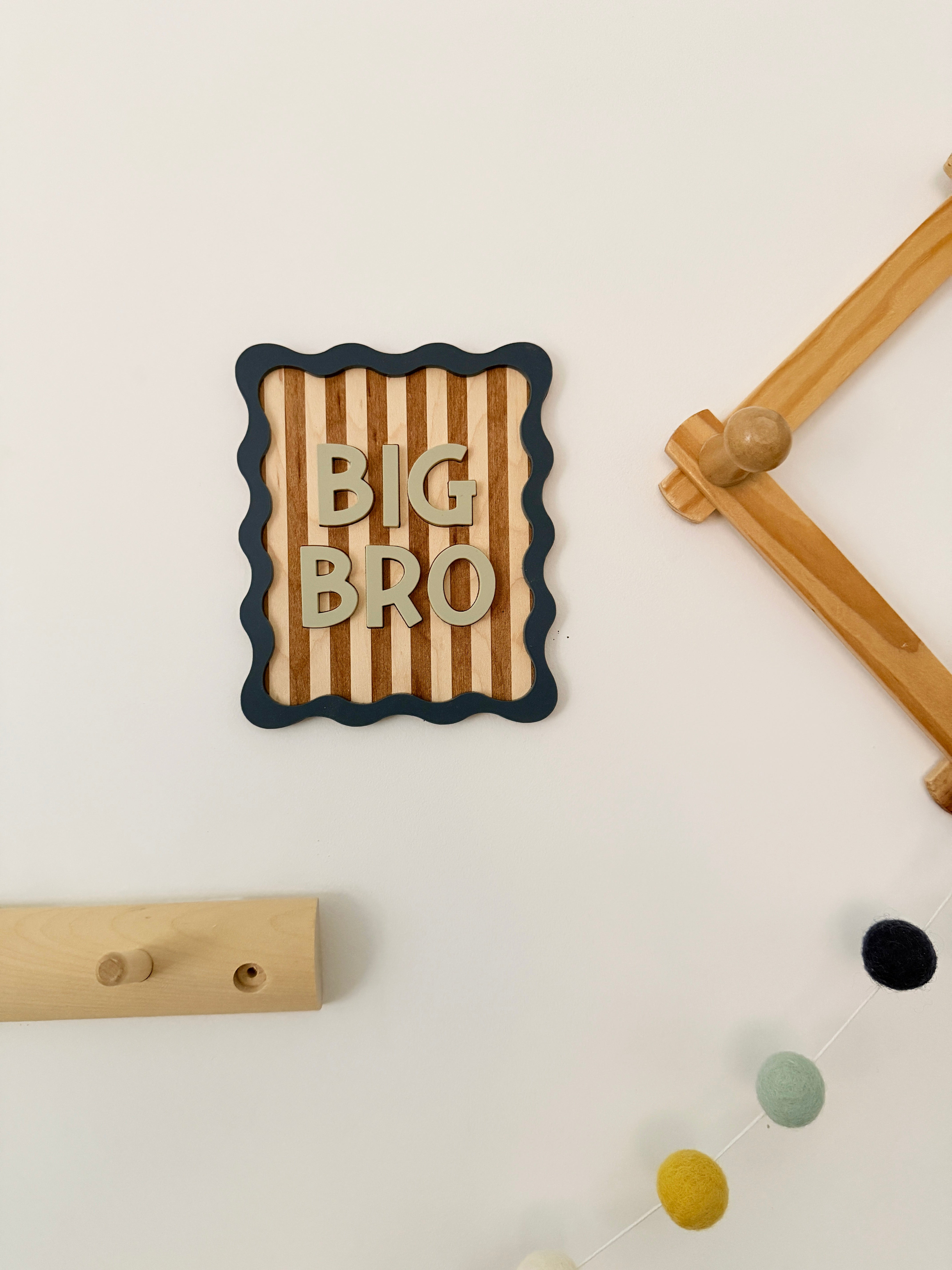 Big bro/Lil bro squiggle edge wall plaque