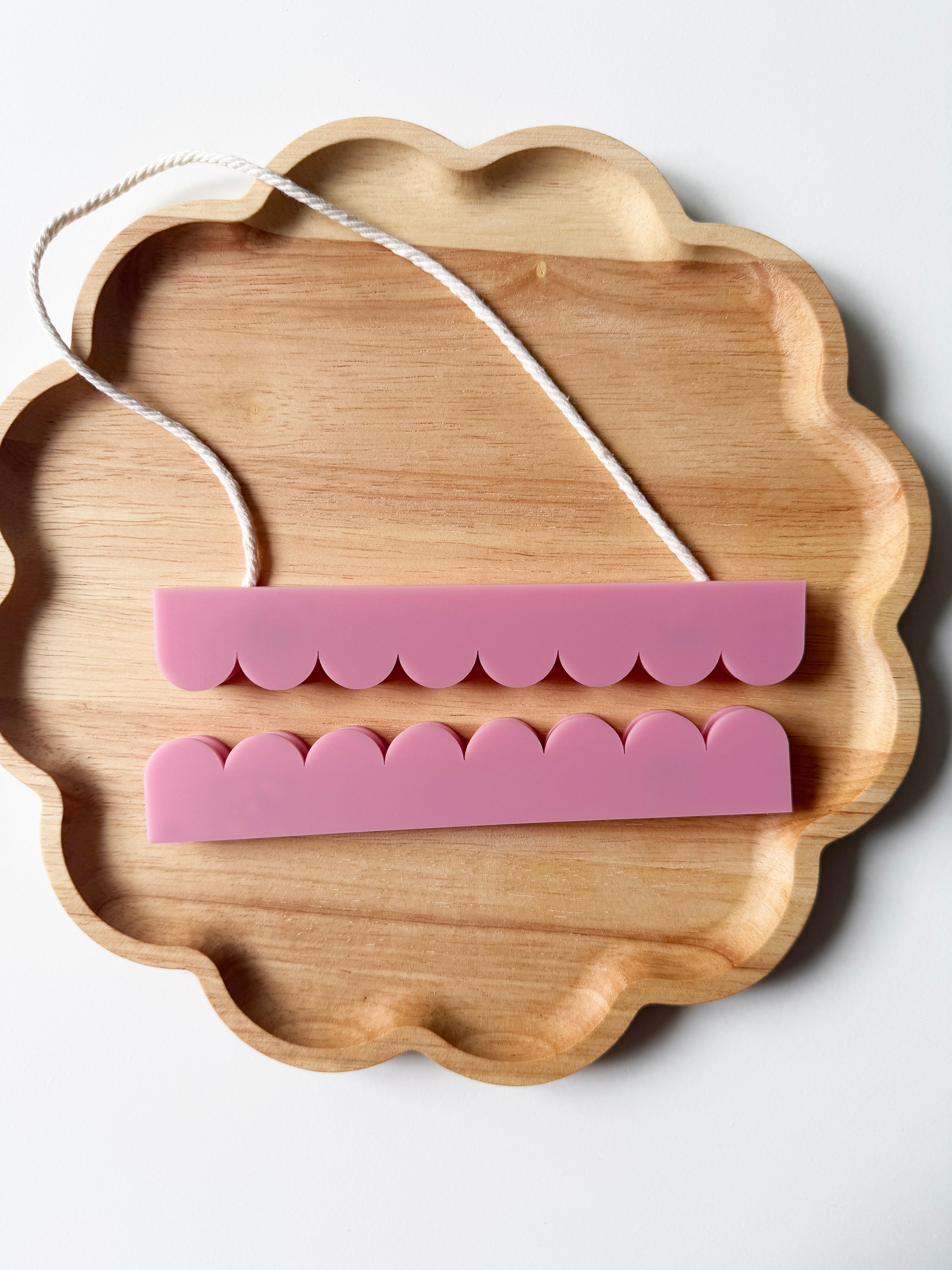 Scallop acrylic print/poster hanger