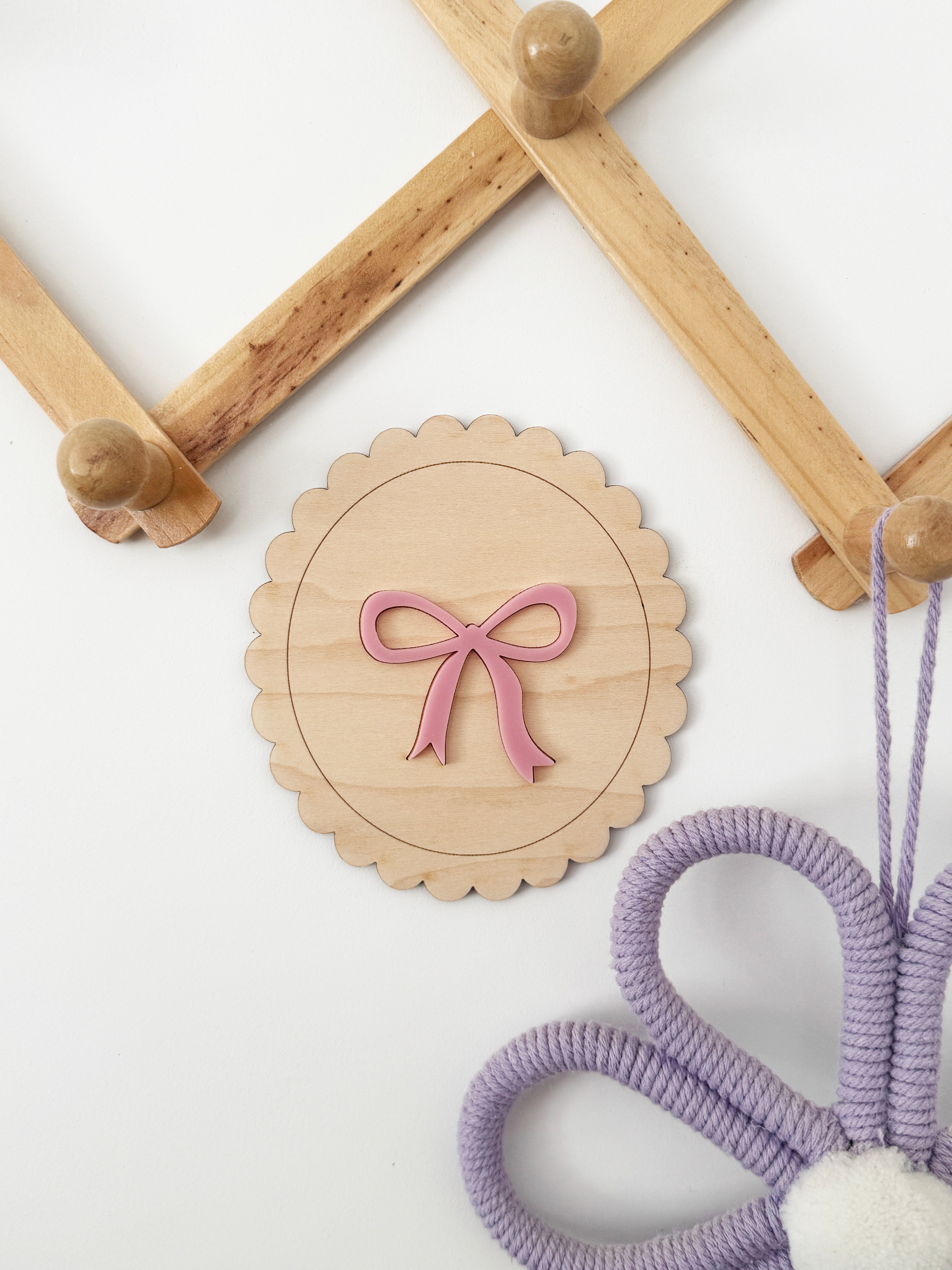 Bow scallop edge wall plaque