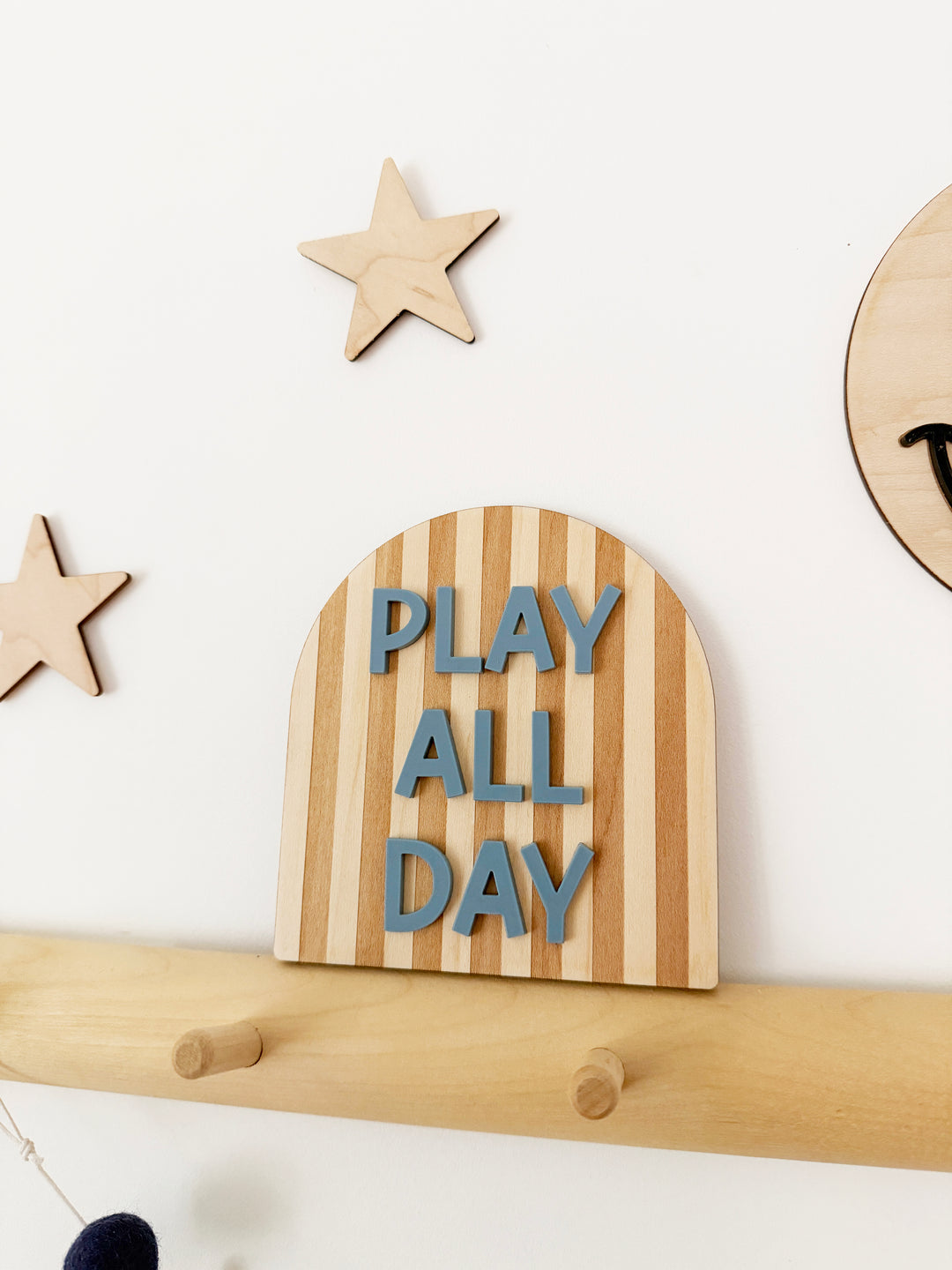 Play all day stripe arch shelf sitter (10 Rays of Sunshine)