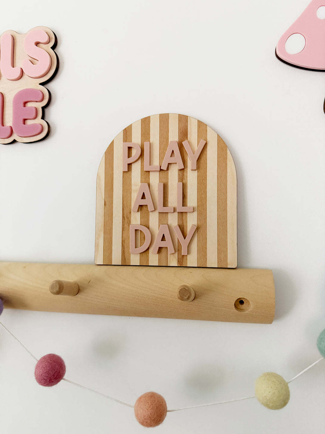 Play all day stripe arch shelf sitter (10 Rays of Sunshine)