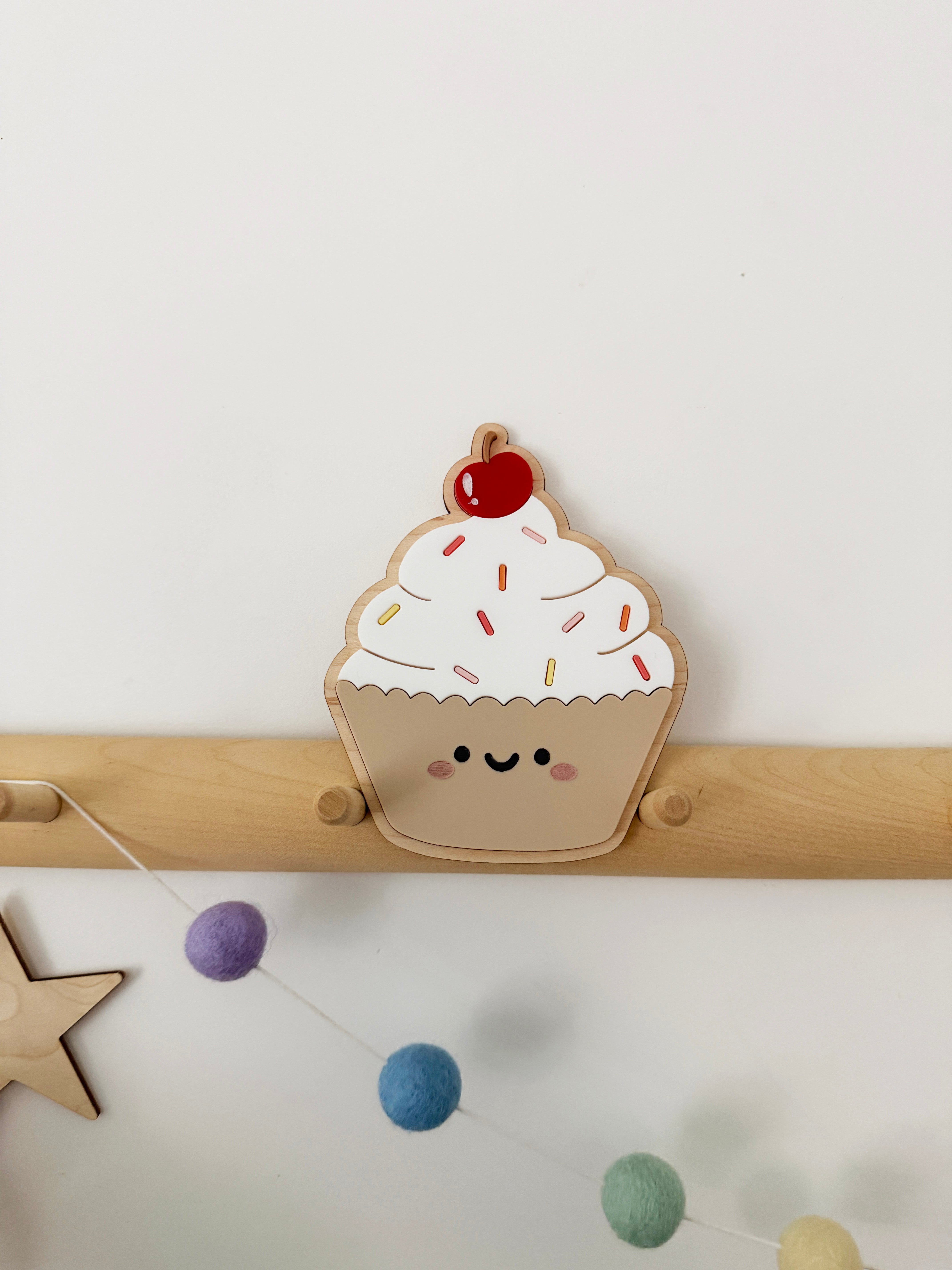 Smiley cupcake wall shape (Foodie rays)