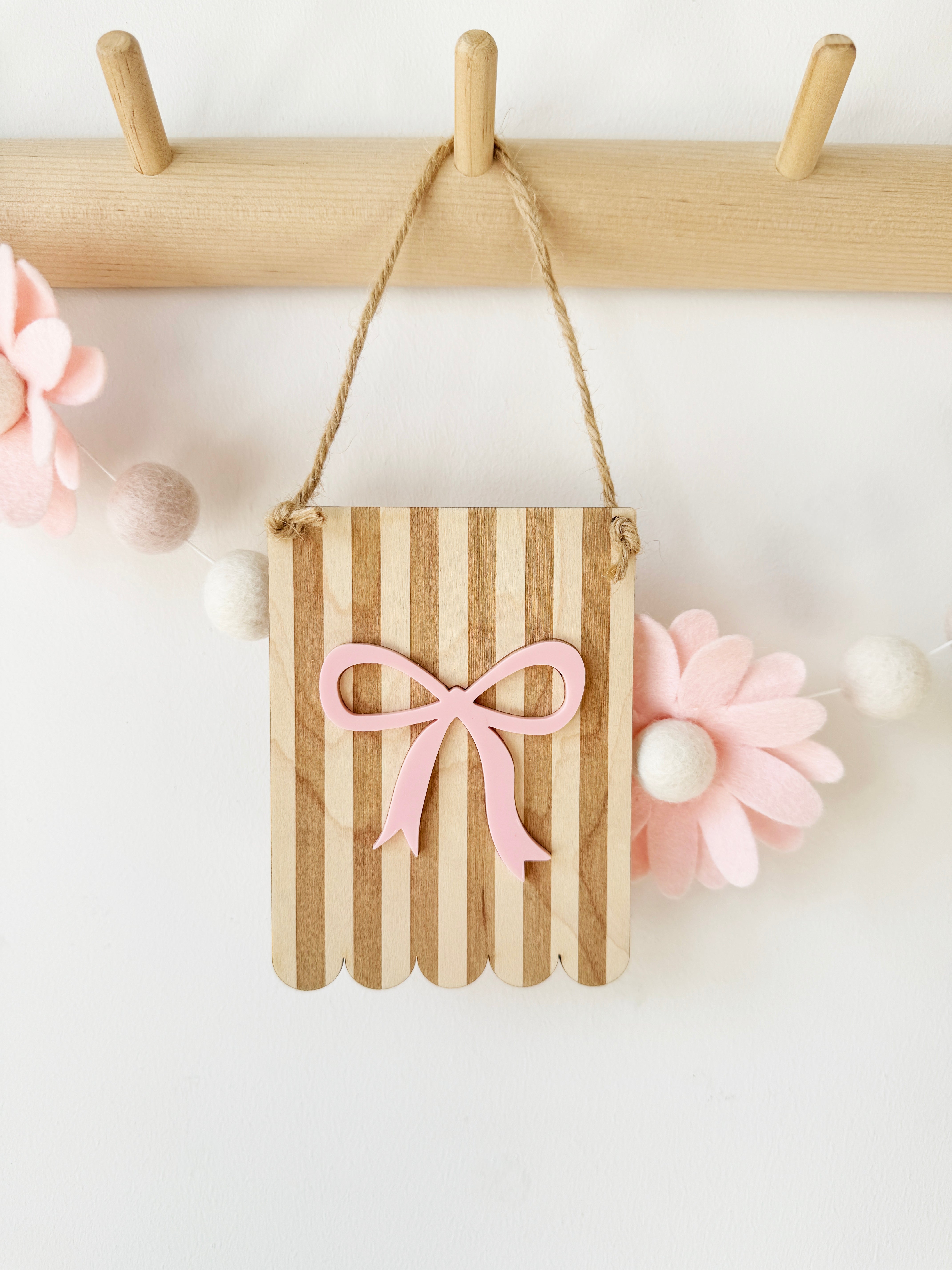 Striped bow mini pennant (Return of the Rays)