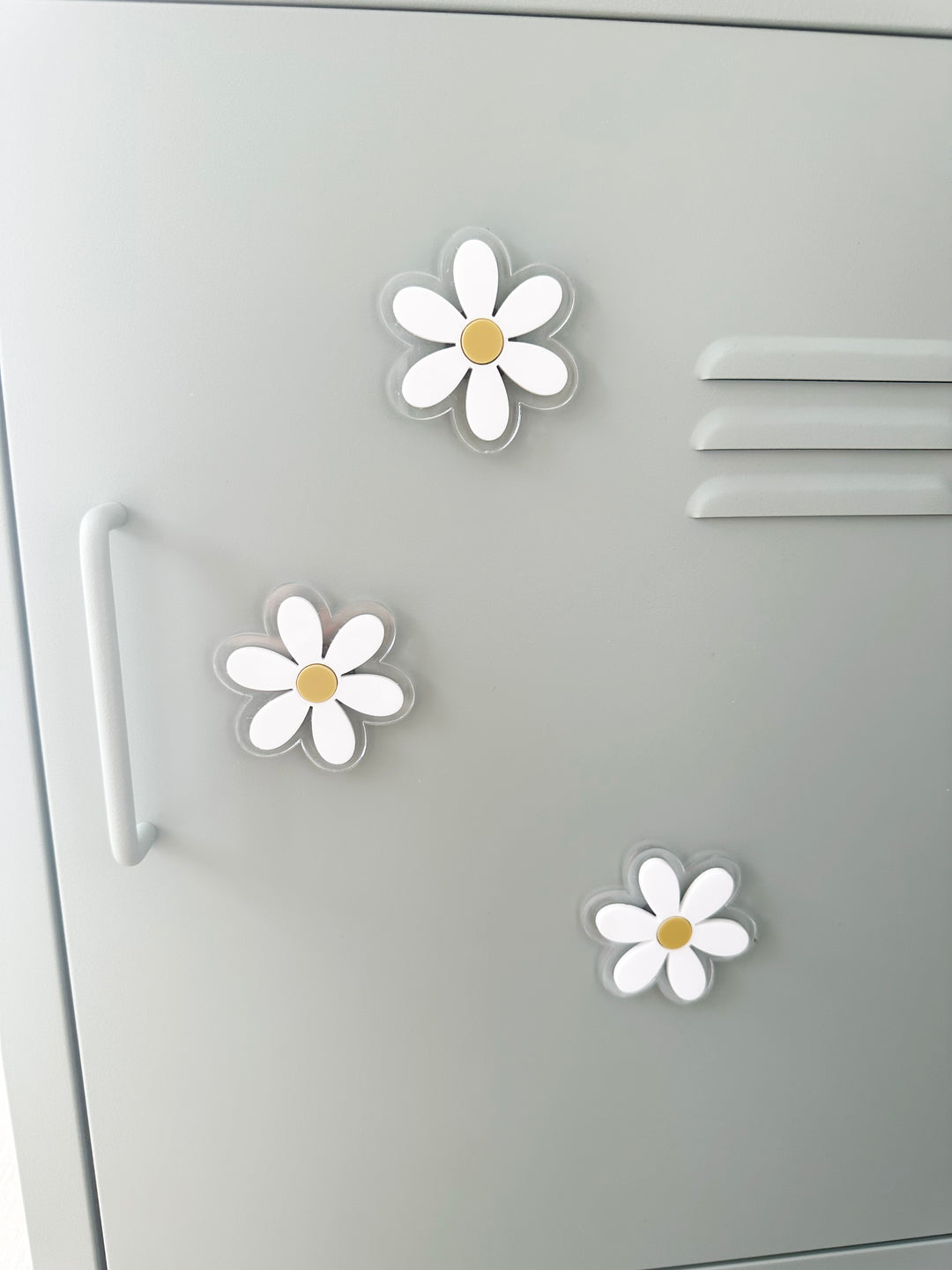 Daisy locker magnet