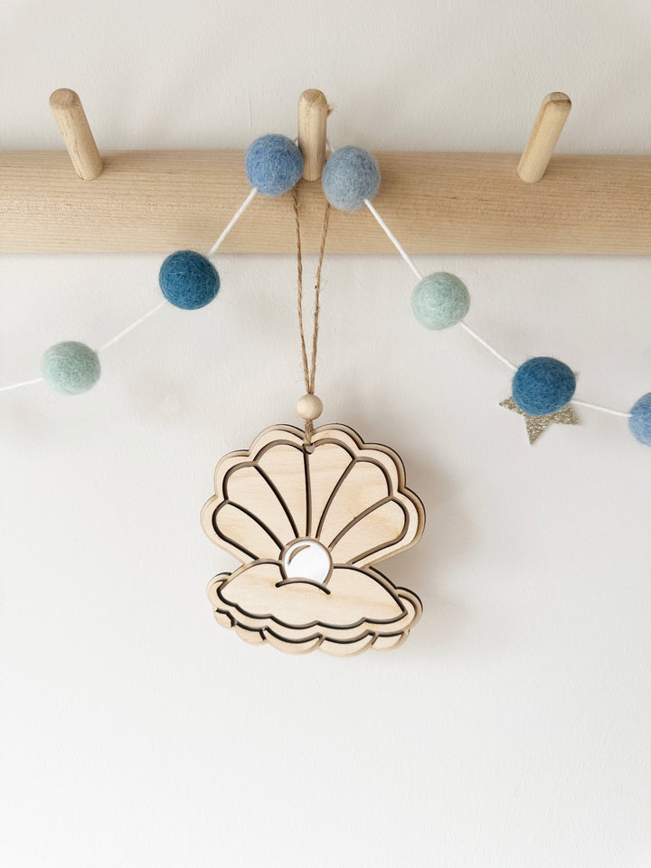 Clam shell wall hanger